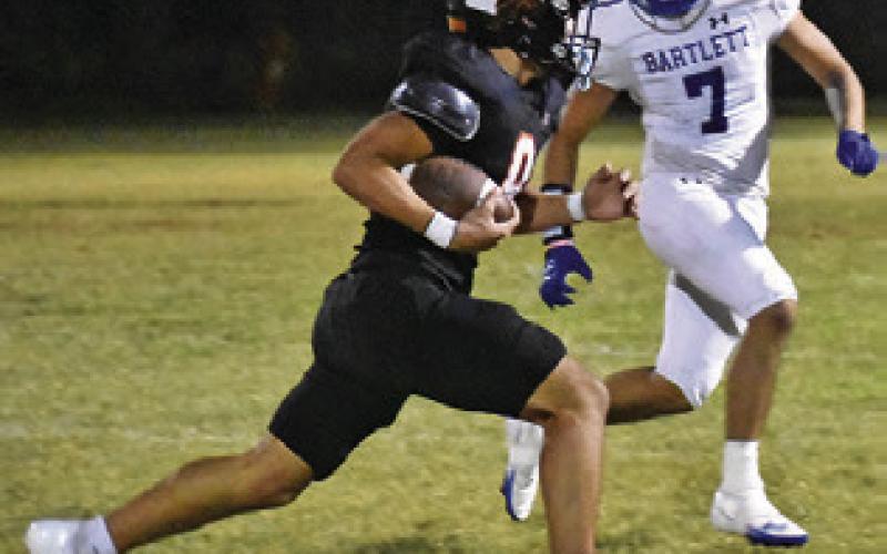 SOMERVILLE’S GREG Fowler carries the ball against Bartlett in a 54-34 win. Tribune photo by Roy Sanders