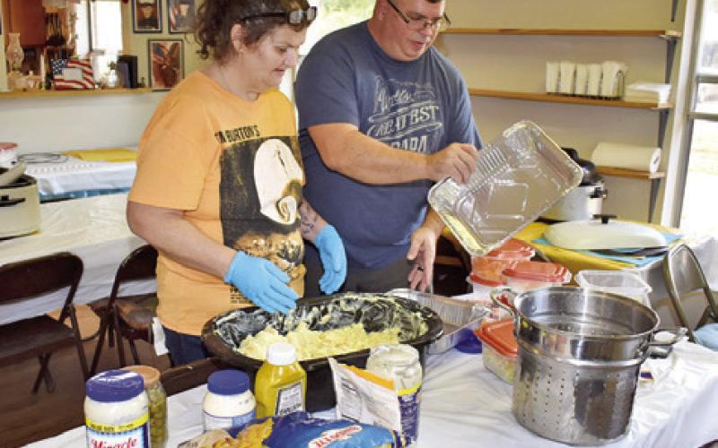 DAVID AND MELINDA Palicka help prepare Thanksgiving dinner last Thursday at Stone Street Retirement Complex. The Palickas are with In God’s Hands Ministry and help every year.