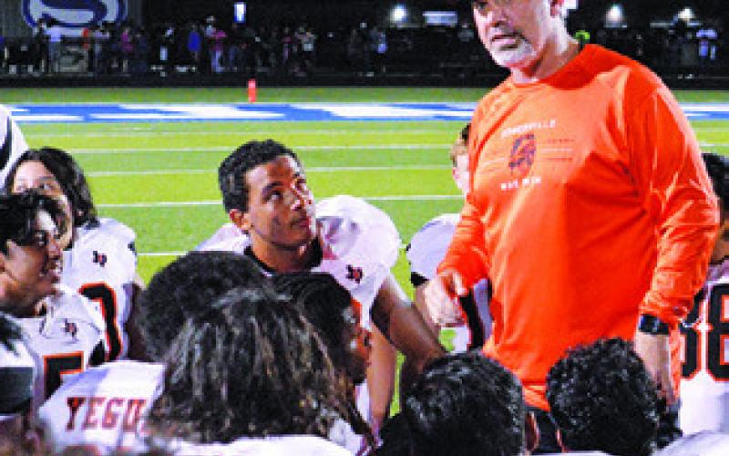 SOMERVILLE HEAD COACH Philip Roberts talks to his team after the 20-14 overtime win over Snook. -- Tribune photo by Roy Sanders