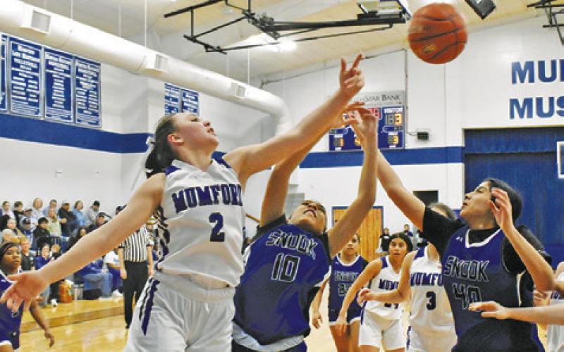 MUMFORD’S LILY BEAMON fights with Snook’s Jazmena Perez and Karla Lara for possession of the ball.