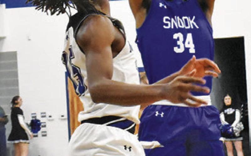 KE’TREEN CARTER scores for the Snook Bluejays in the Mumford game last Friday. -- Tribune photo by Roy Sanders