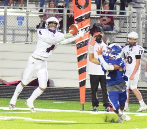 SNOOK LINEBACKER DAVID Davila tries to break up a pass play with Iola receiver Case Creamer during Snook’s district home win over Iola last Friday night. -- Tribune photo by Denise Hornaday