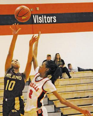 SOMERVILLE’S KARYS Ellis defends a shot during the Lady Yeguas’ 51-20 loss to Milano last Friday afternoon. Tribune photo by Denise Squier