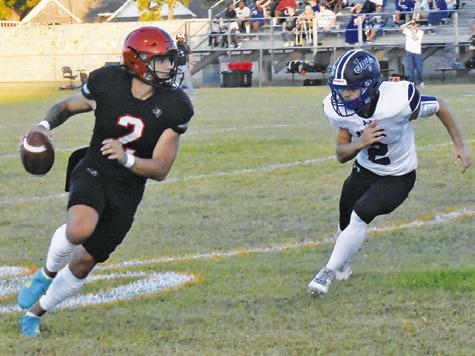 SOMERVILLE’S IAN TEAGUE breaks free as Snook’s Tristen Yen moves in for the tackle. Somerville won 32-6 in the annual rivalry. Tribune photo by Roy Sanders