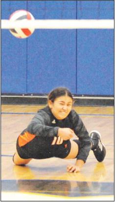 VIVIANNA MUNOZ dives to keep the ball off the floor during Somerville’s win over Dime Box. -- Tribune photo by Denise Squier