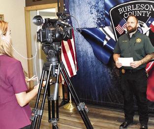 BURLESON COUNTY Sheriff’s Sgt. Randy Jackson makes a statement for the media. Tribune photo by Roy Sanders