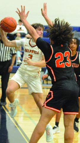 NATHAN HERMES gets ready to pass in the 68-25 victory over Smithville. Tribune photo by Denise Squier