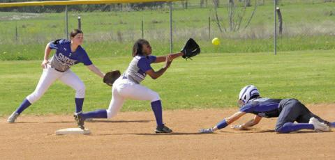 SNOOK’S BRAYNIJA POOL gets ready to attempt to catch a throw and tag out a Mumford runner during the Snook-Mumford game last Monday. Also pictured is Kalyn Cooper ready to backup Pool in the play. -- Tribune photo by Denise Squier