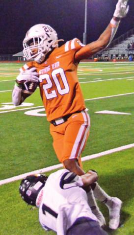 DE’AUTRE BURNS makes a catch last Friday against McGregor in Caldwell.