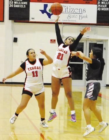 SOMERVILLE’S EMMA WILLIAMS jumps to attempt to block an Iola pass during the Somerville-Iola game last week. Also pictured is Viviana Munoz. -- Tribune photo by Denise Squier
