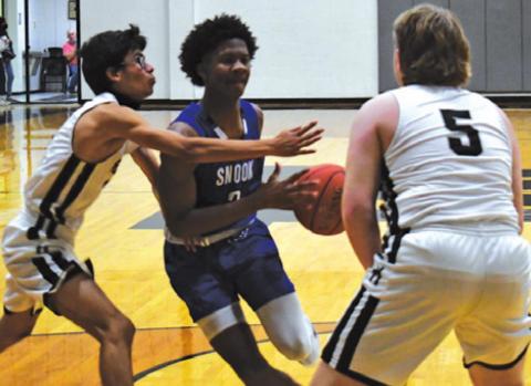 SNOOK’S JERMAINE KEARNEY dribbes the ball against Moulton. The Bluejays defeated Fayetteville, Moulton and Leon in the past week. -- Photo courtesy of Mark Lube of the Moulton Eagle