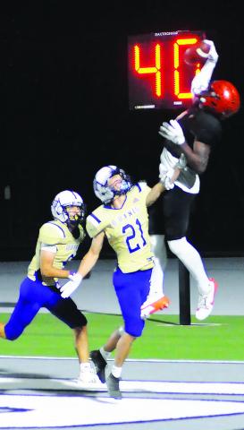 KEITH CRAWFORD OF Somerville reaches for a catch against D’Hamis in the bi-district playoff. Somerville won 45-0. Tribune photo by Denise Squier