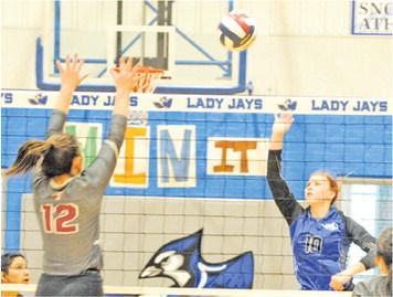 SNOOK’S PAYTON SODOLAK attempts to get the ball past Fayetteville’s Kayme Schley during the Snook-Fayetteville match last week.