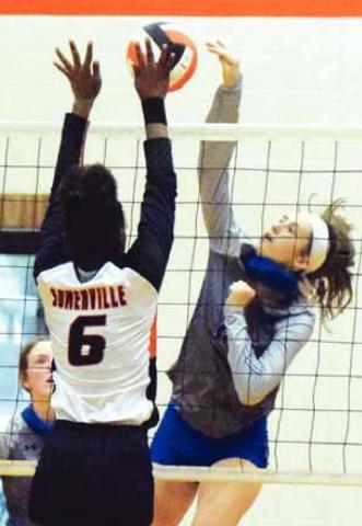SNOOK’S RILEY Green and Somerville’s Camia Martin battle at the net during Round 2 of the Burleson County Showdown last Friday.