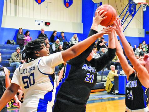 SNOOK’S MYKIA MUNSON fights with Mumford’s Zoe Rodriguez and Nancy Galvan for possession of the ball.