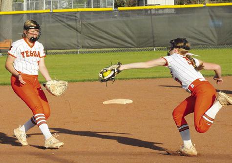 SOMERVILLE’S AUBREY FLENCHER snags a line drive for an out during the Somerville-North Zulch game last week. Tribune photo by Denise Squier