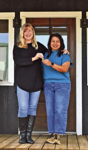 LISA BOREN OF The Farmhouse Twist hands over the keys to the Chamber of Commerce’s new office to Susan Mott, Chamber director. Tribune photo by Sabine Lazo