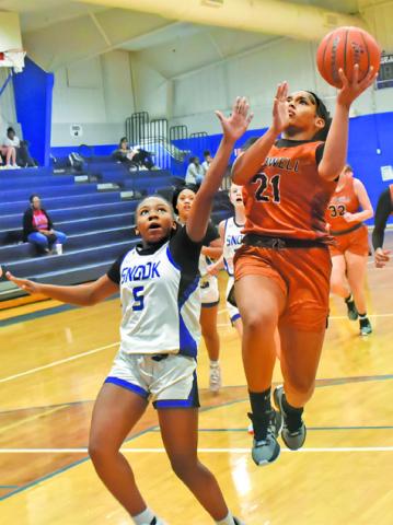 SNOOK’S BRAYNIJA POOL tries to keep Caldwell’s Avelynn O’Riley from making a layup during the Snook-Caldwell gams last Friday.