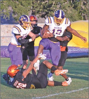 THE SOMERVILLE Yeguas defense makes a tackle last Friday against Weimar.