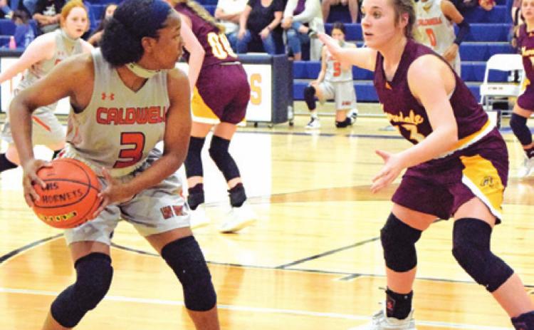 CALDWELL’S AIYLIYA BELL looks to either pass or drive to the basket during the Lady Hornets’ game against Thorndale last Friday.