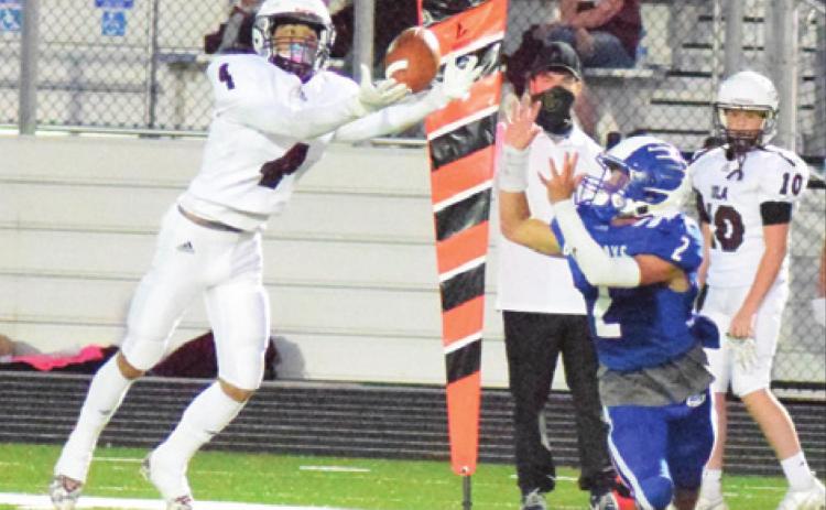 SNOOK LINEBACKER DAVID Davila tries to break up a pass play with Iola receiver Case Creamer during Snook’s district home win over Iola last Friday night. -- Tribune photo by Denise Hornaday