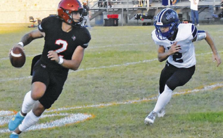 SOMERVILLE’S IAN TEAGUE breaks free as Snook’s Tristen Yen moves in for the tackle. Somerville won 32-6 in the annual rivalry. Tribune photo by Roy Sanders