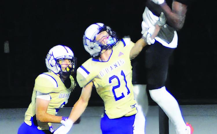 KEITH CRAWFORD OF Somerville reaches for a catch against D’Hamis in the bi-district playoff. Somerville won 45-0. Tribune photo by Denise Squier
