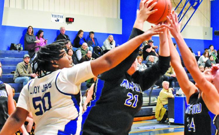 SNOOK’S MYKIA MUNSON fights with Mumford’s Zoe Rodriguez and Nancy Galvan for possession of the ball.