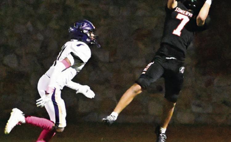 SOMERVILLE’S JAYDEN YOUNG reaches high for this catch against Holland. The Yeguas won 45-22 for their first win of the season. Tribune photo by Denise Squier