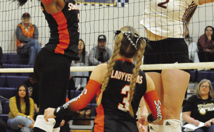 SOMERVILLE’S EMMA WILLIAMS battles at the net with Thorndale’s Katelynn Zrubek during their bi-district match-up in Caldwell last Thursday night. Also pictured is Aubrey Flencher. Tribune photo by Denise Squier