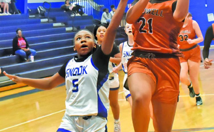 SNOOK’S BRAYNIJA POOL tries to keep Caldwell’s Avelynn O’Riley from making a layup during the Snook-Caldwell gams last Friday.