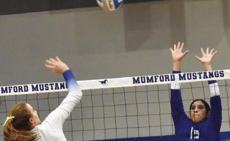 SNOOK’S KARLA LARA PREPARES to attempt to block a Mumford player’s hit during the Lady Jays’ 9-25, 13-25, 17-25 loss to the Lady Mustangs last Friday night in Mumford. Tribune photo by Roy Sanders